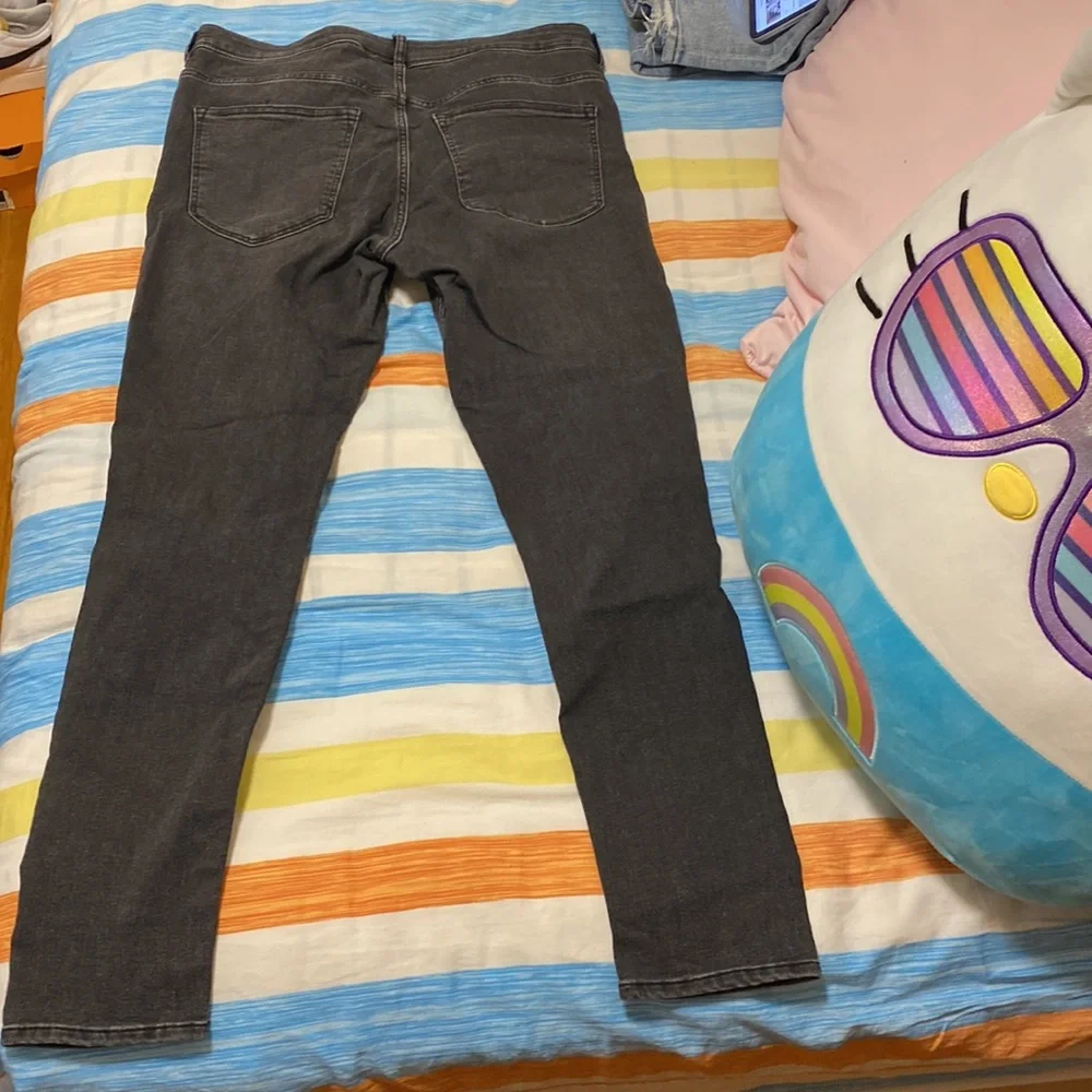 H&M Ripped jeans. - Picture 2 of 4